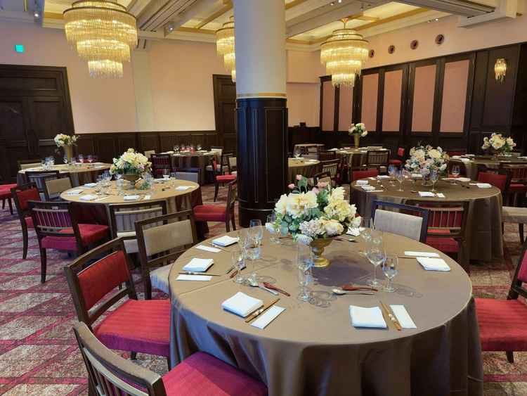 シャンデリアや赤基調の会場が素晴らしかったです。