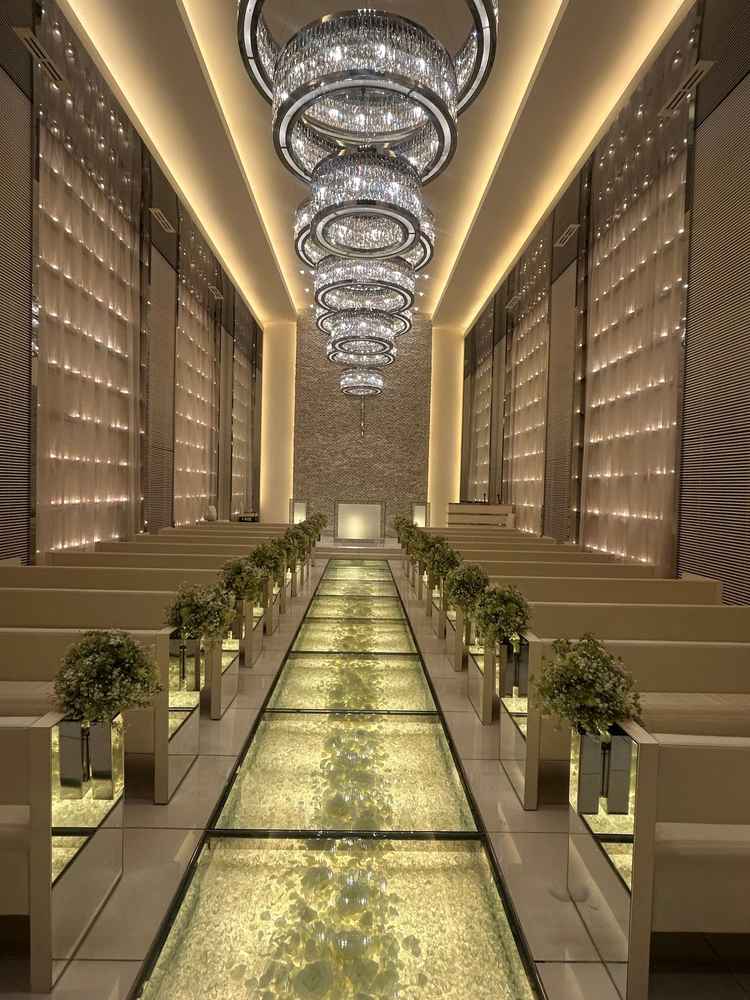 ガラス張りのチャペル