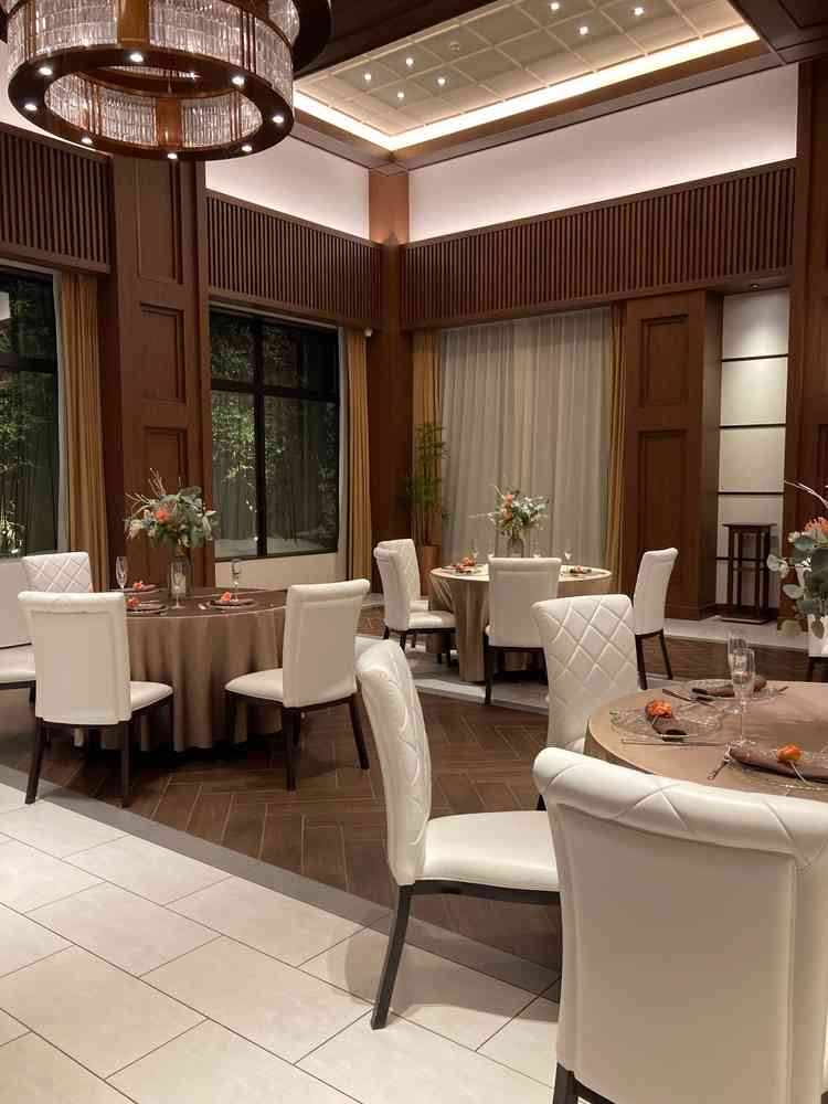 落ち着いた雰囲気の披露宴会場。