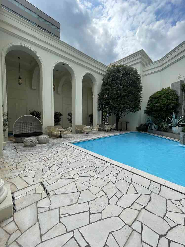 披露宴会場と繋がった外。開放感がありながらも、周りの建物や道路が気にならない空間でした。