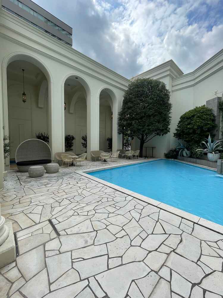 披露宴会場と繋がった外。開放感がありながらも、周りの建物や道路が気にならない空間でした。