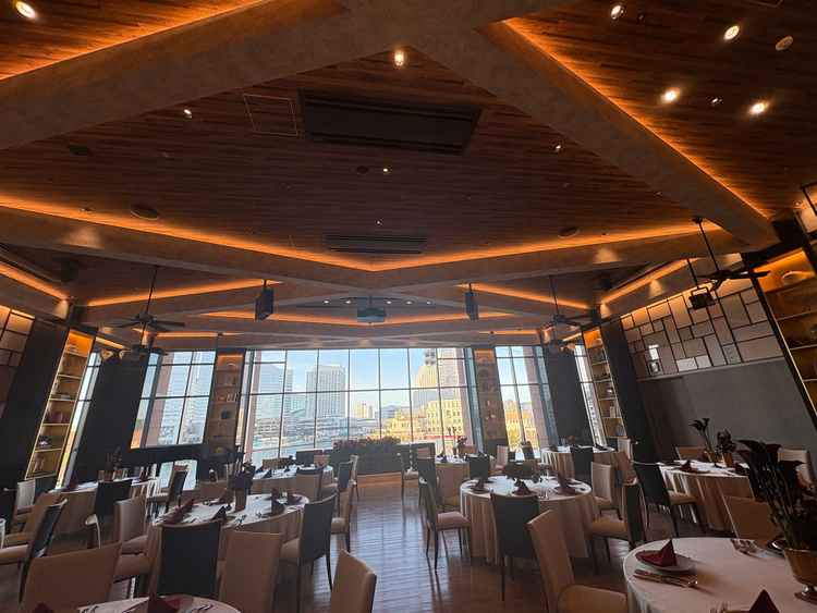 披露宴会場は豪華で、プロジェクターが窓全面に貼られ、上がった瞬間に景色が見えるのが良かった。