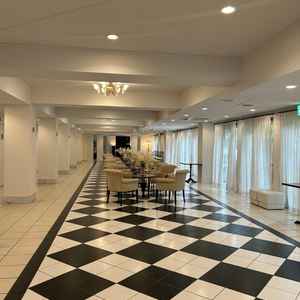 招待客の待合スペース。当日は軽食することができると聞き、配慮がすごいなと思った。