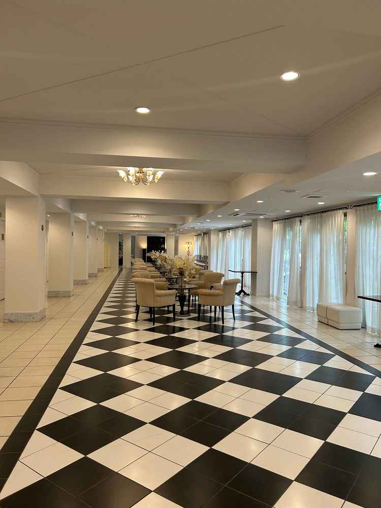 招待客の待合スペース。当日は軽食することができると聞き、配慮がすごいなと思った。