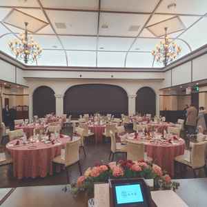 披露宴会場では、人数に合わせて会場の大きさを変更できるのがいいなと思いました。