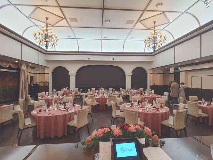 披露宴会場では、人数に合わせて会場の大きさを変更できるのがいいなと思いました。