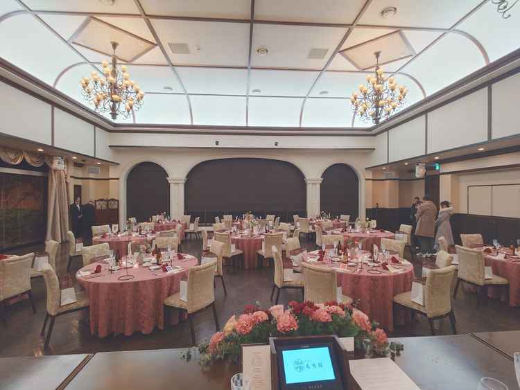 披露宴会場では、人数に合わせて会場の大きさを変更できるのがいいなと思いました。