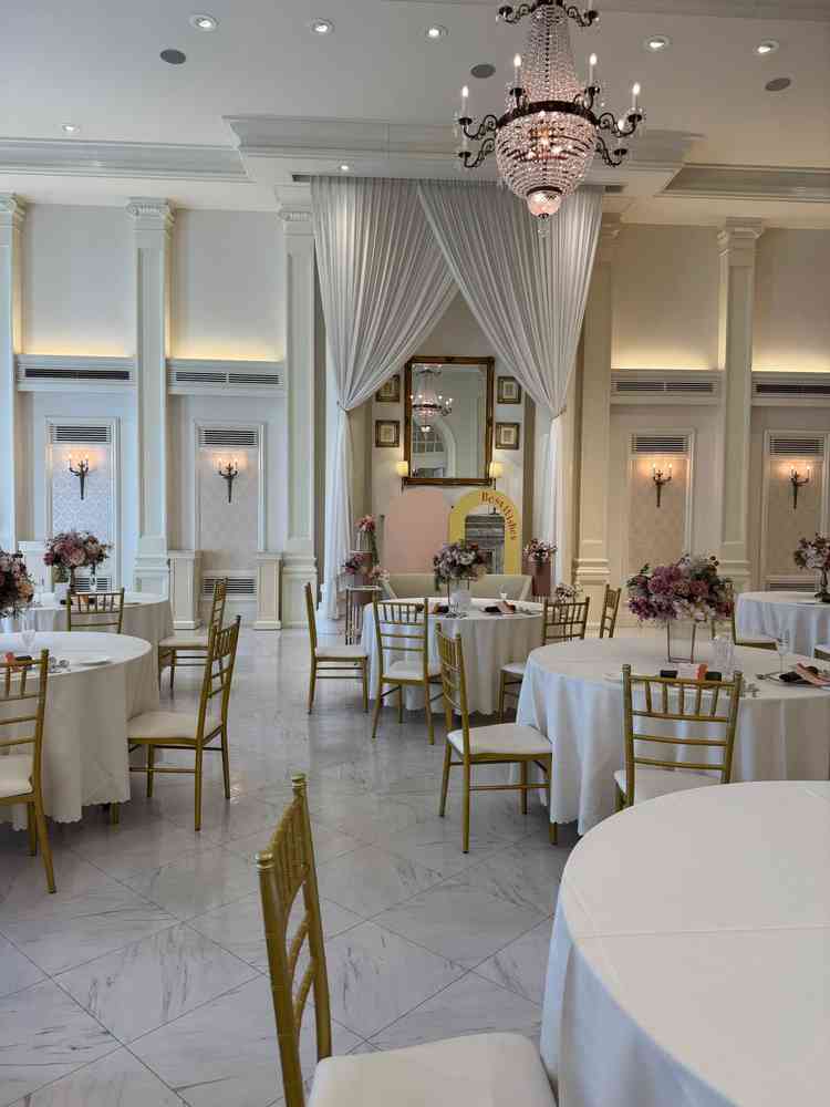 二つ目の披露宴会場。白を基調としていて清潔感がある