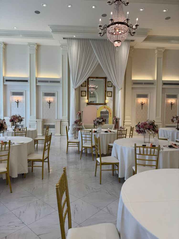 二つ目の披露宴会場。白を基調としていて清潔感がある