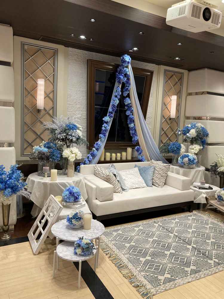 ソファータイプのため、全身が見える新郎新婦席。