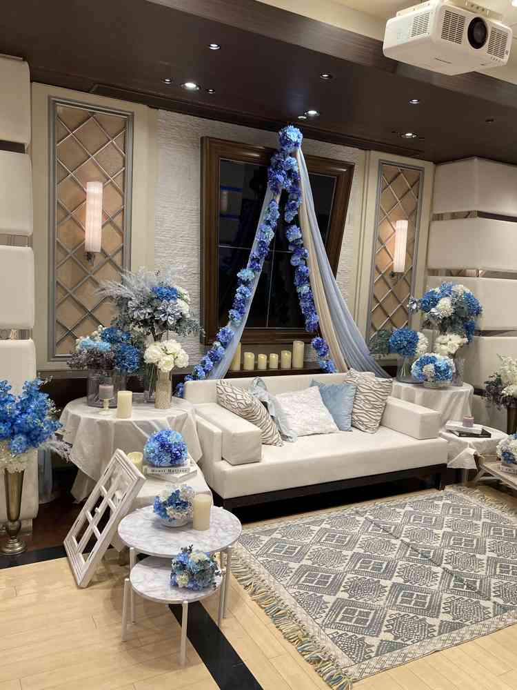 ソファータイプのため、全身が見える新郎新婦席。