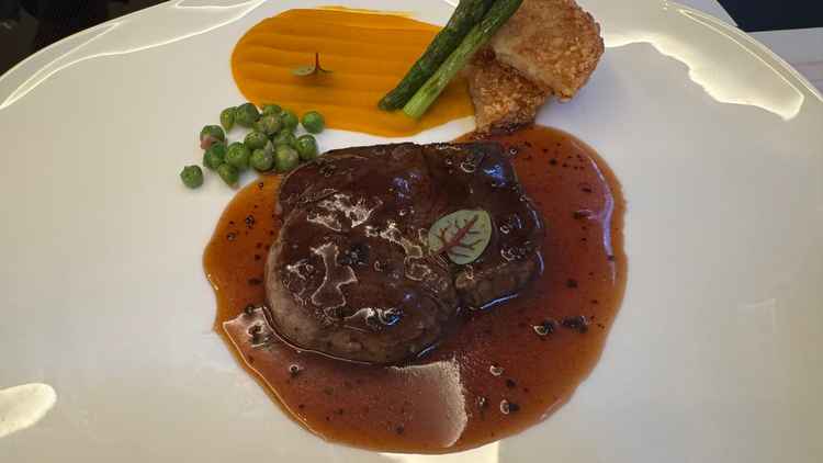 試食のお肉。このお皿にのっているもの全て美味しかったです。