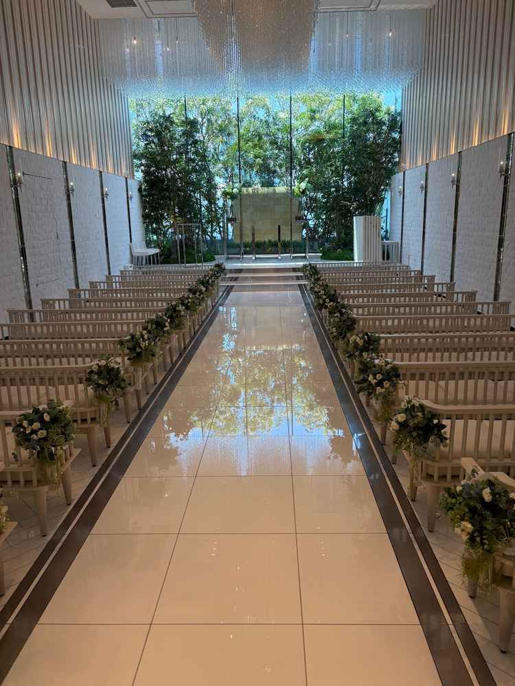 チャペルの写真。バージョンロードが長く、天井も高い。正面もガラス張りで、開放感があった。