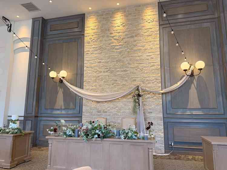 実際のゲストの席で試食をいただき、その際に高砂の写真を撮りました。きれいな披露宴会場です。