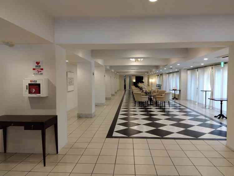 木のチャペルのロビー。広々していて、外でも遊べる。