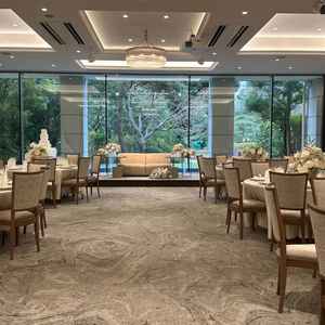 外の景色が見える披露宴会場