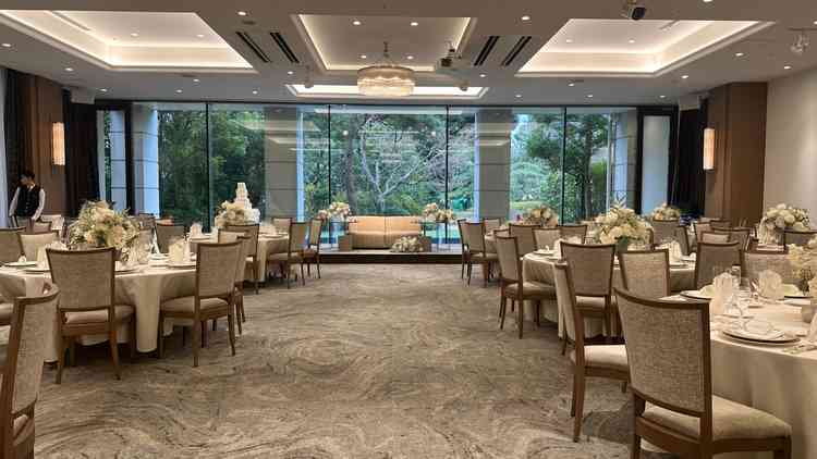 外の景色が見える披露宴会場