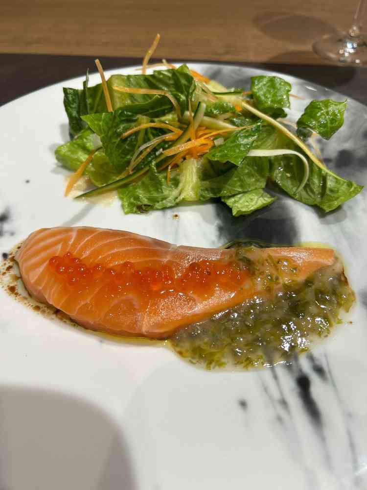 タスマニア産のサーモンで身がしっかりしていて青海苔ソースが絶品でした。