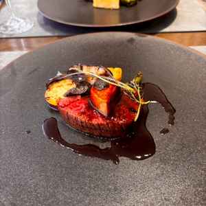 メインのお料理です。フォアグラが贅沢に使用されており、高級感がありました。