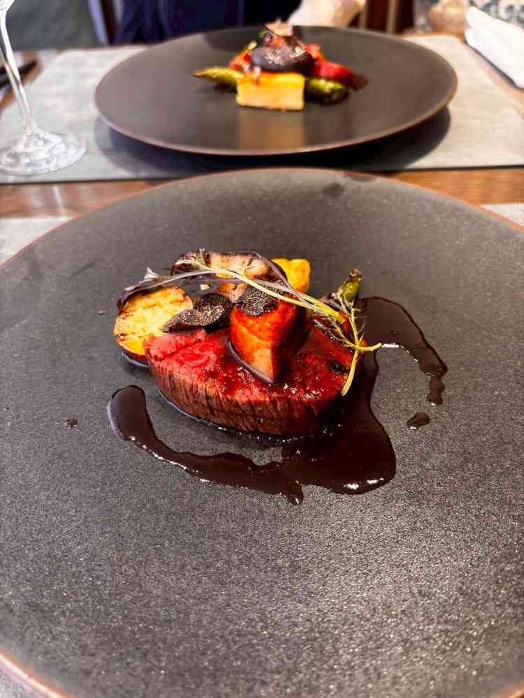 メインのお料理です。フォアグラが贅沢に使用されており、高級感がありました。