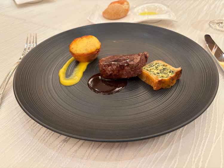 お肉がとても柔らかくて、簡単にナイフで切ることができました。美味しかったです。