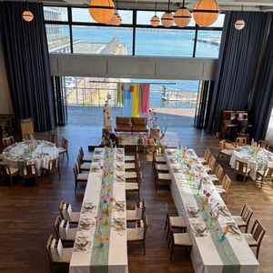 披露宴会場の1つ上の階とは吹き抜けになっていて開放感がありました。海が正面に見えて素敵でした。