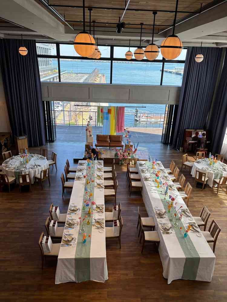 披露宴会場の1つ上の階とは吹き抜けになっていて開放感がありました。海が正面に見えて素敵でした。