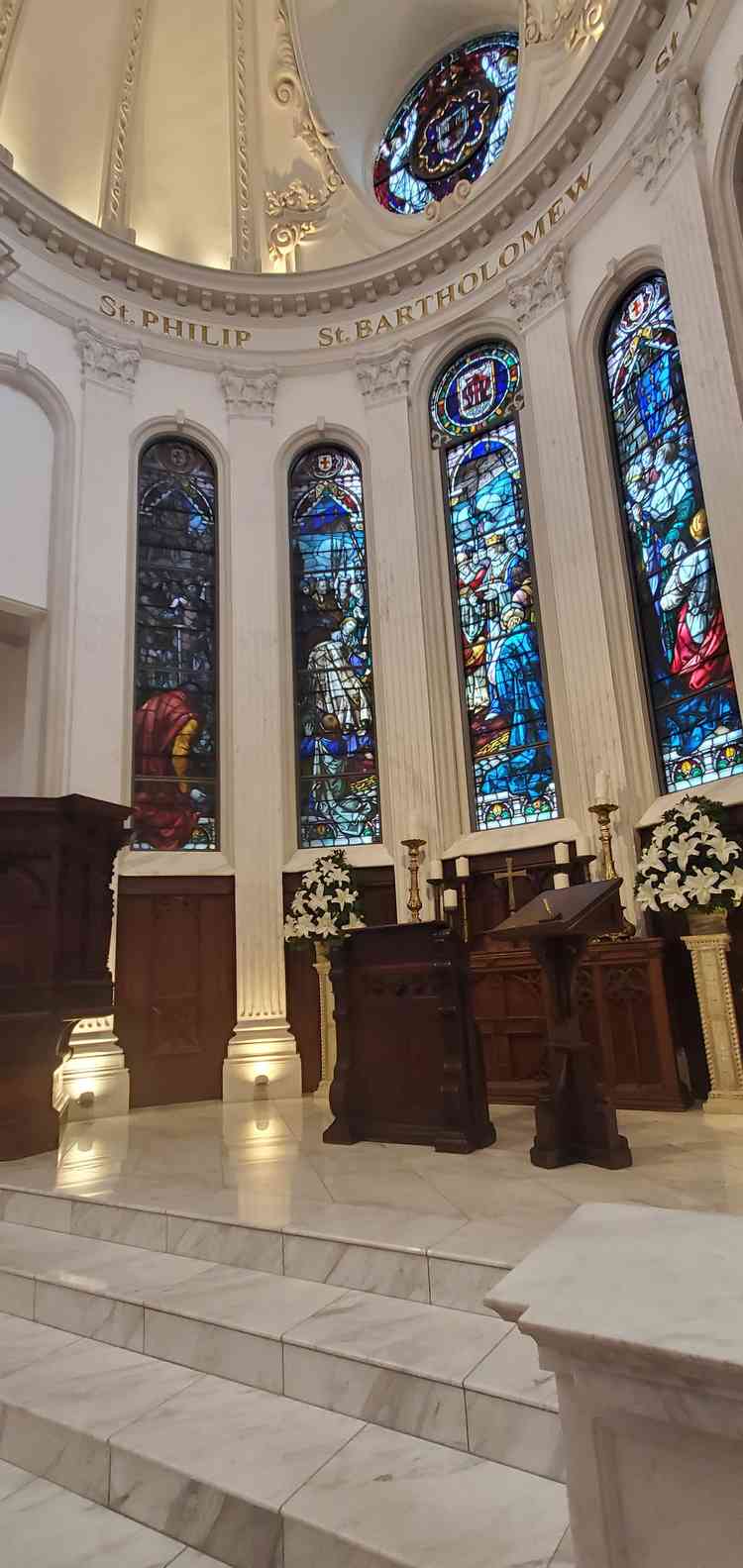 チャペルに入って正面に見える圧巻のステンドグラス。階段がある為ドレスのベールが映えます。