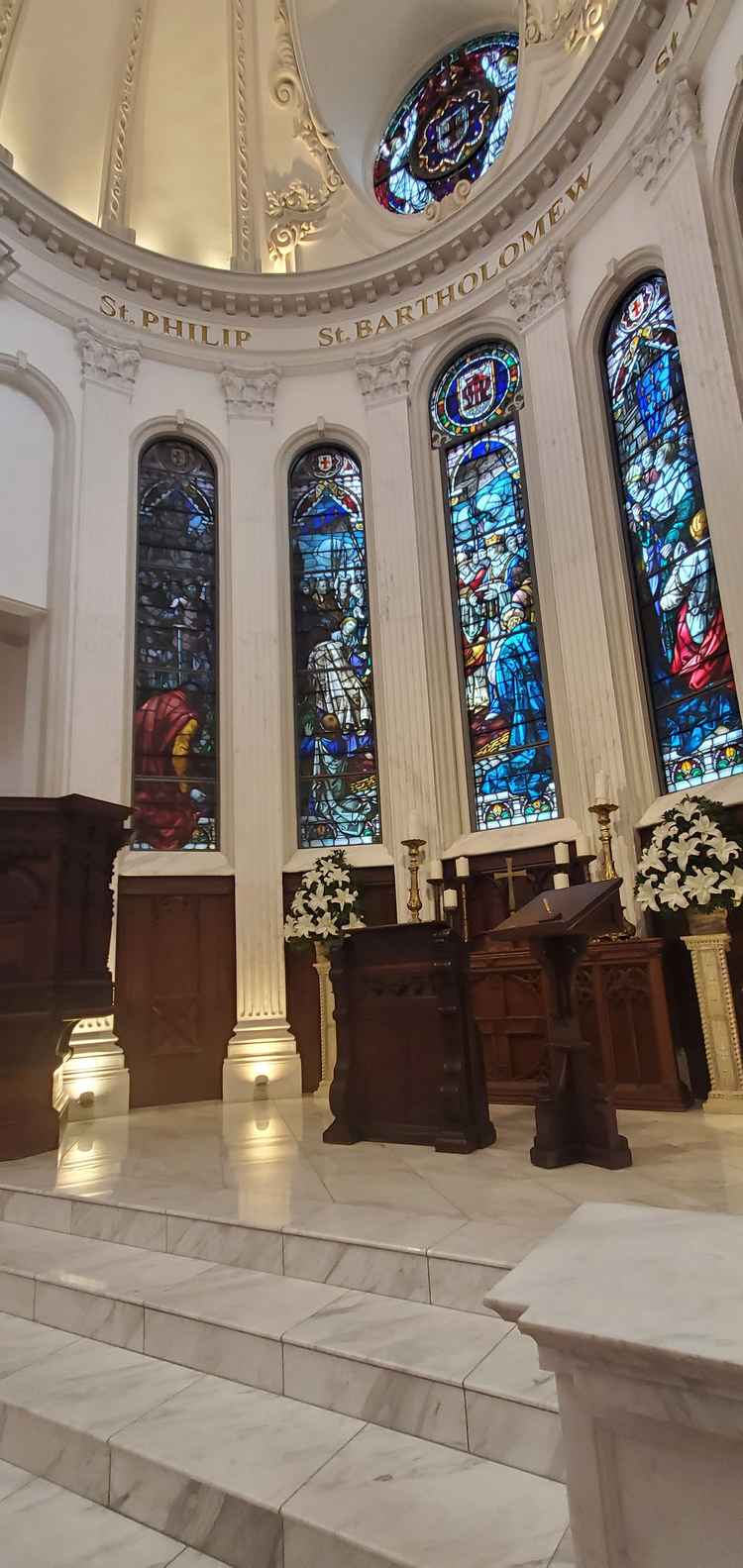 チャペルに入って正面に見える圧巻のステンドグラス。階段がある為ドレスのベールが映えます。