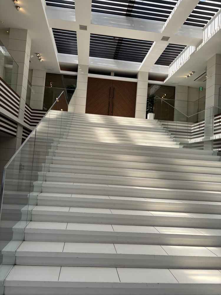 大階段。フラワーシャワーができる。天井からの光が降り注いで、綺麗な写真が撮れそうだと思いました。