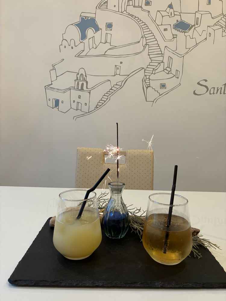 カウンセリングを受けるお部屋。飲み物と一緒に、花火までつけてくれるサプライズ。写真も貰えました。