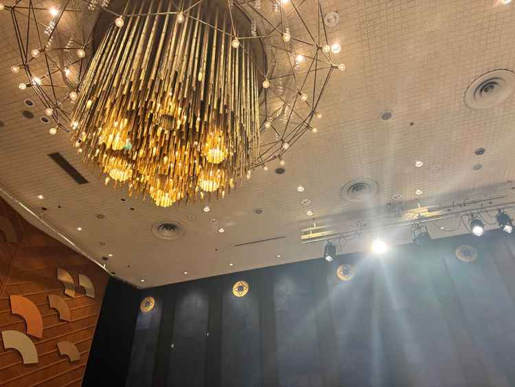 披露宴会場内のシャンデリアです