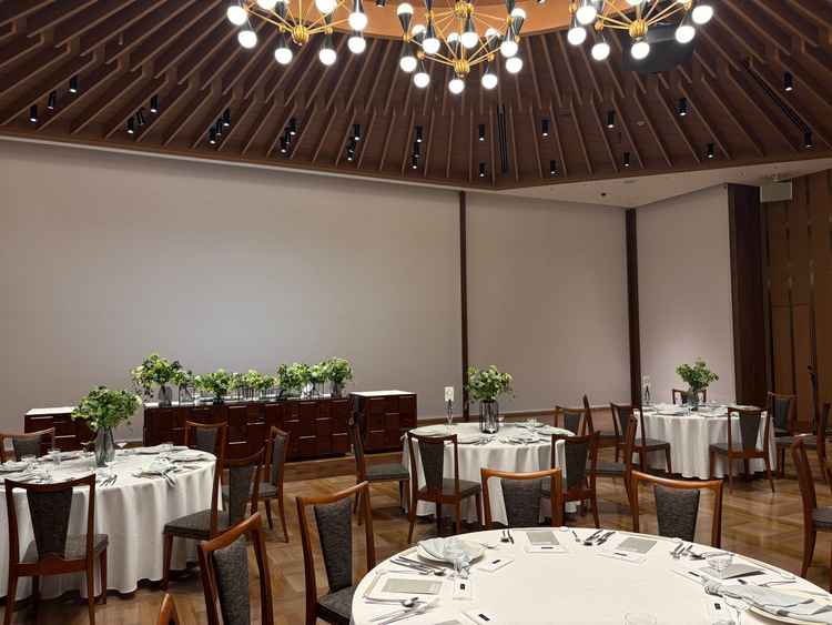 前方に見える披露宴会場のスクリーン。５画面の大きなスクリーンが印象的で、ライブカメラもあるのも素敵