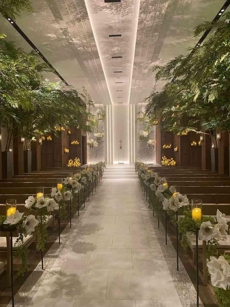 チャペルの木は幹が本物、葉はイミテーションです。左奥の部屋にエレクトーンがあります。