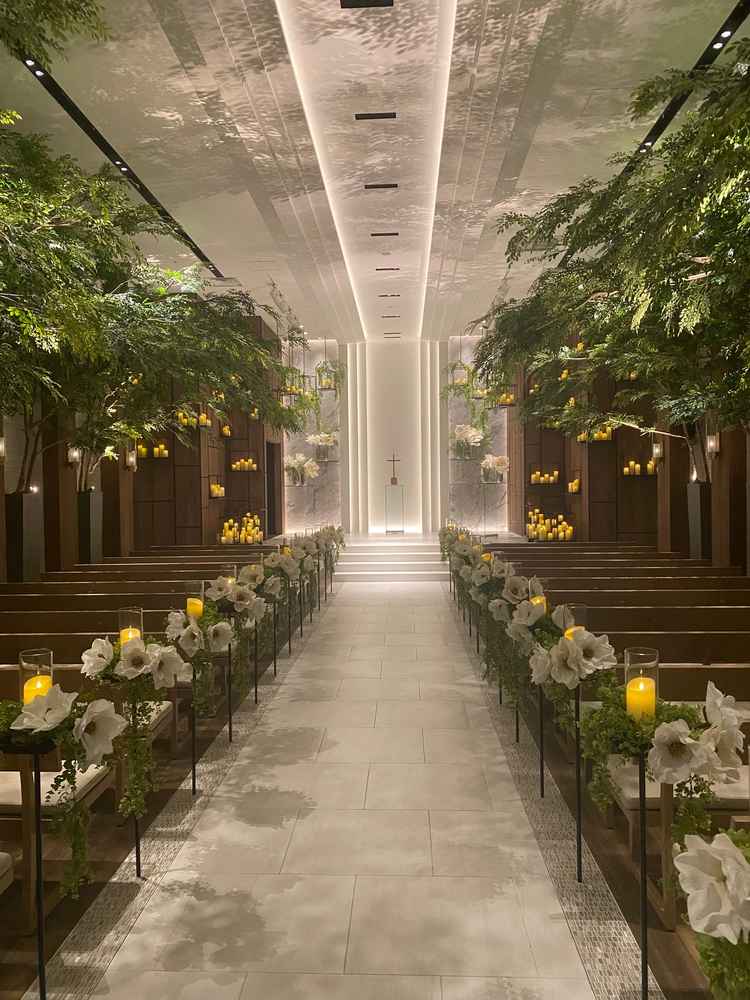 チャペルの木は幹が本物、葉はイミテーションです。左奥の部屋にエレクトーンがあります。