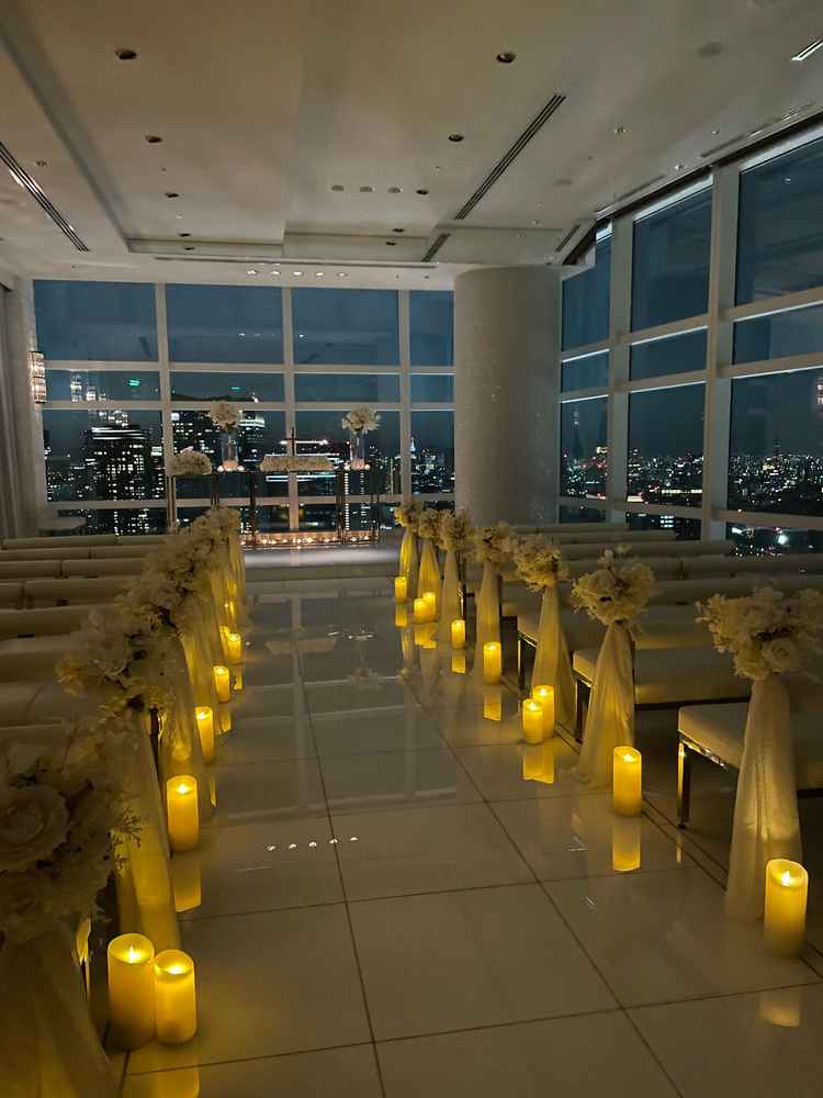 夜のチャペルは、ろうそくが幻想的で夜景がとても綺麗。