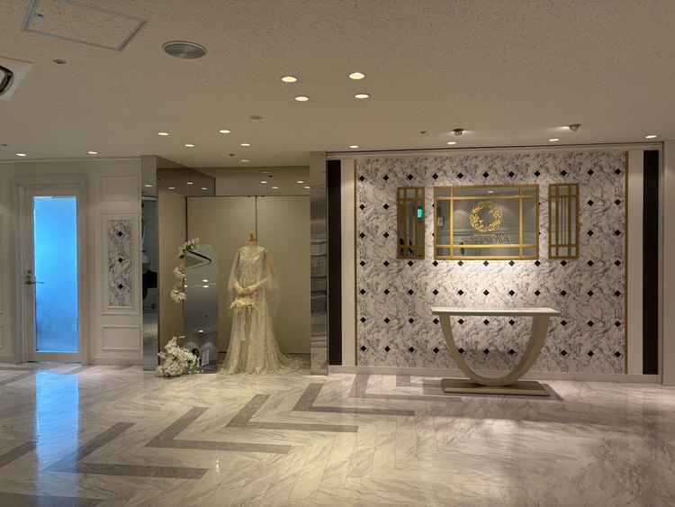 エレベーターを出た時に初めて見る景色です。ドレスが綺麗でした。
