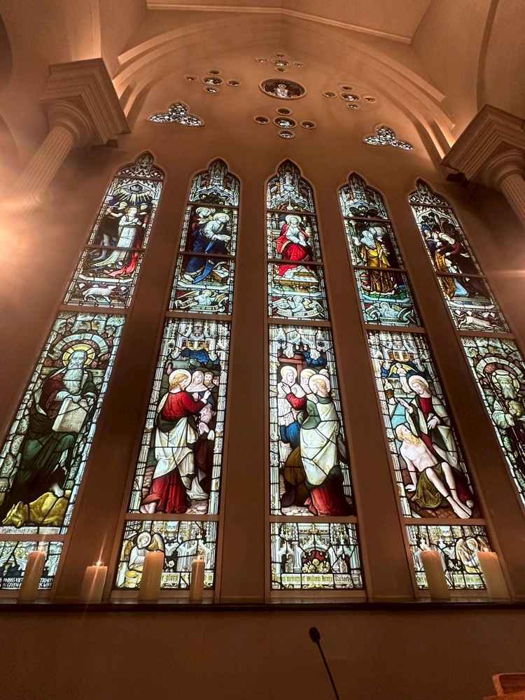迫力のある大聖堂ならではのステンドグラス