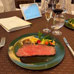 上品に盛り付けられたローストビーフ。肉の旨味と彩り野菜が華やか。