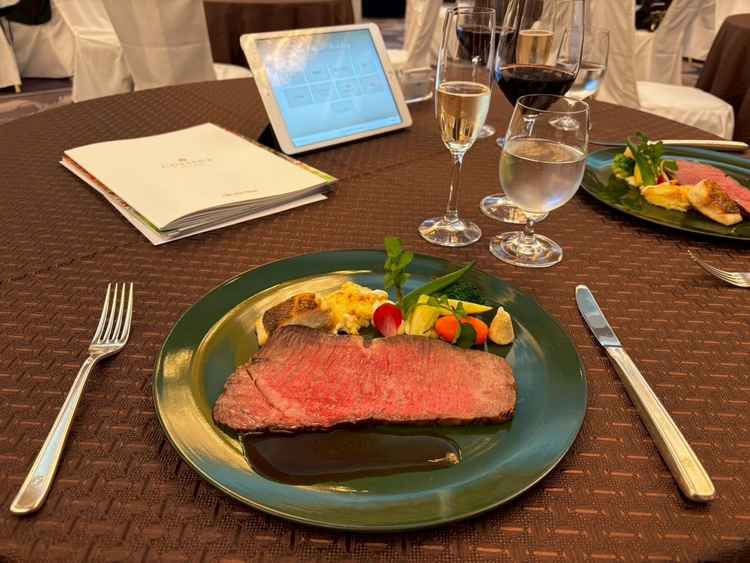 上品に盛り付けられたローストビーフ。肉の旨味と彩り野菜が華やか。