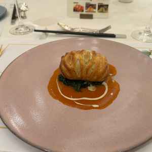 試食会のメイン(魚)です。パイ包みに甲殻類のソースが大変美味しかったです。