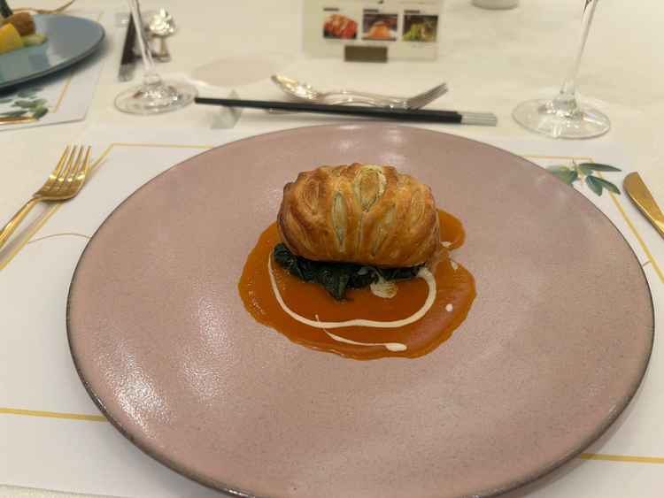 試食会のメイン(魚)です。パイ包みに甲殻類のソースが大変美味しかったです。