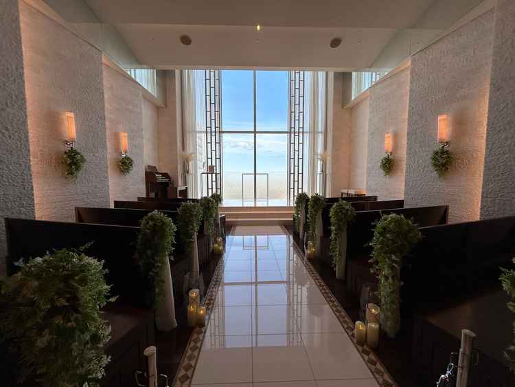 奥には青空が広がり開放感のある挙式会場