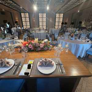 新郎新婦席から見渡した会場全体の写真です。右にはウォークインキッチンがあります。