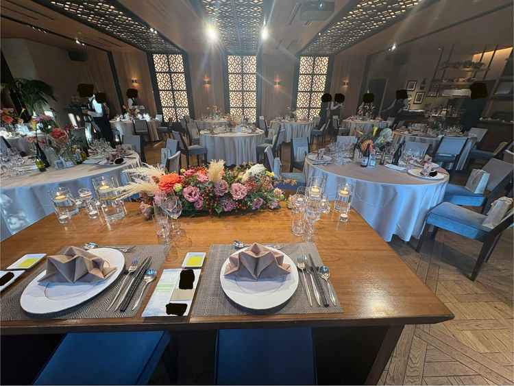 新郎新婦席から見渡した会場全体の写真です。右にはウォークインキッチンがあります。