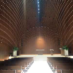 チャペルの写真。ライトでの演出が素敵だった。