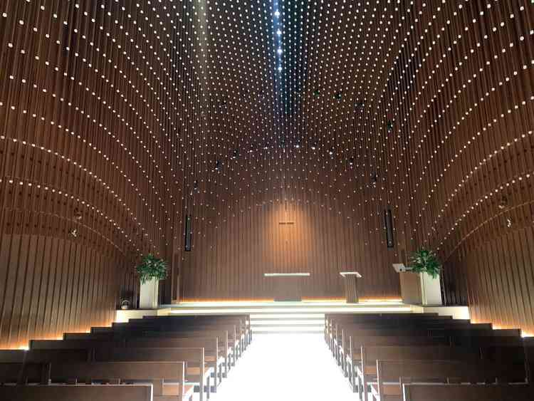 チャペルの写真。ライトでの演出が素敵だった。