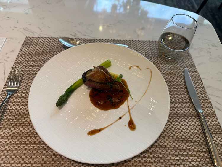 メインのお肉料理は、季節の野菜を添えたフォアグラと柔らかいヒレとトリュフの香りがするソース。
