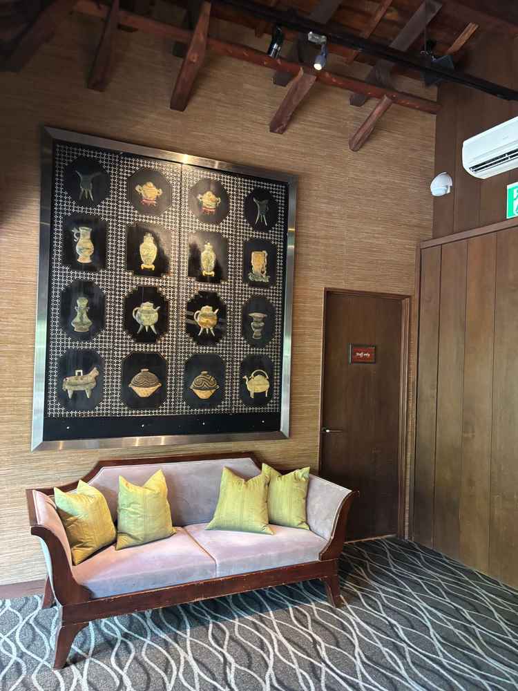 待合室。天井の梁がすごかった、ウェルカムスペースとして写真を飾れたり、ドリンクも出せたりする空間