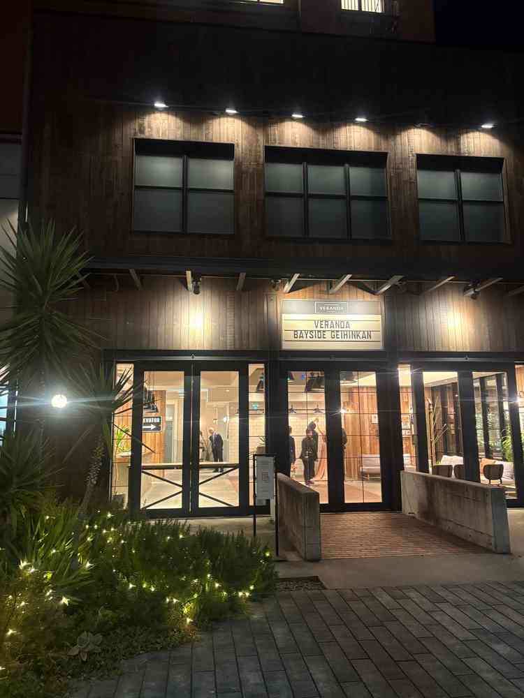 外観。海の近くに位置しており、桜木町からバスも出ているらしく、ゲストも行きやすいと感じた。